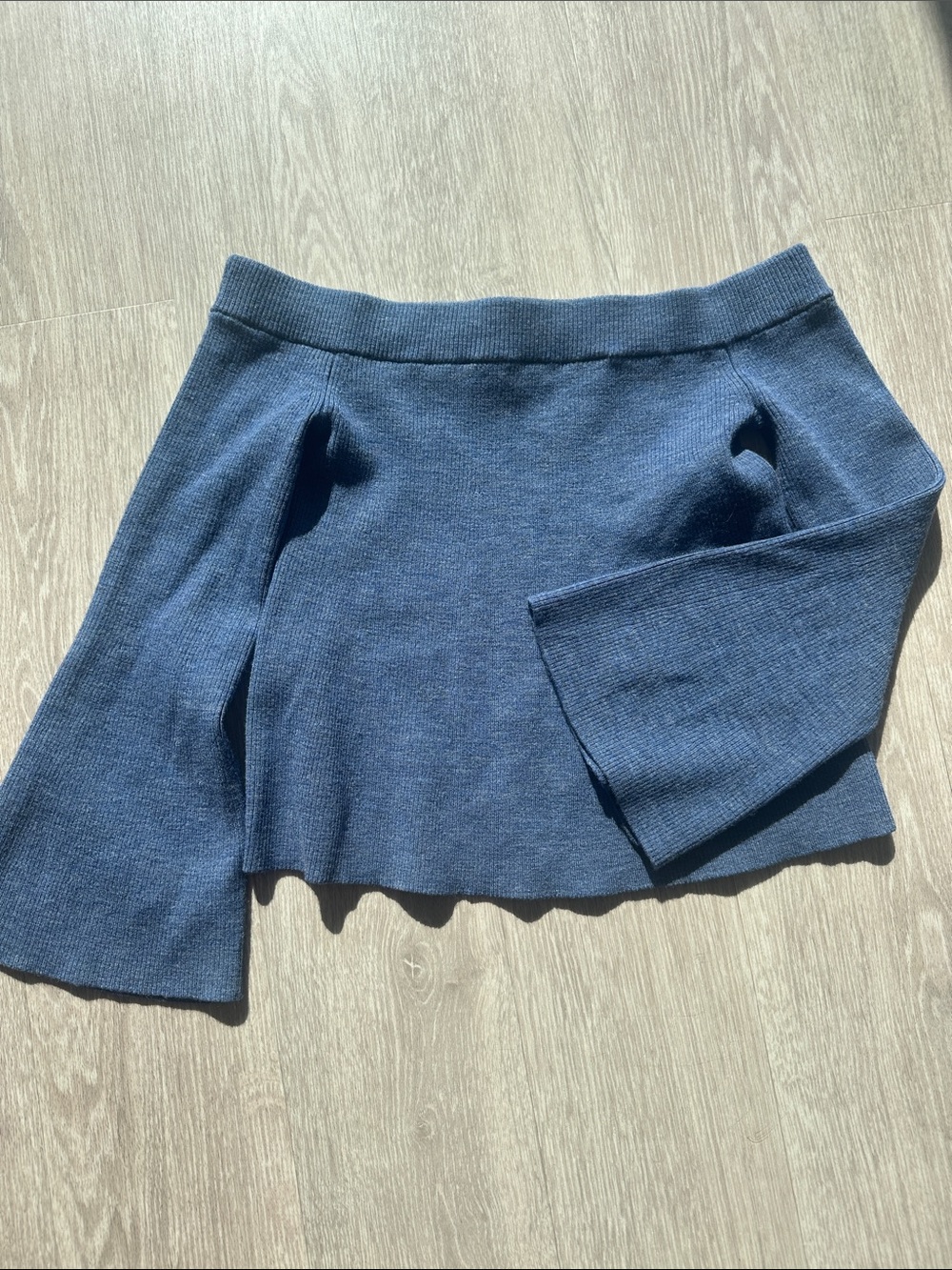 Aritzia Wilfred off the shoulder sweater. Preowned. Size S